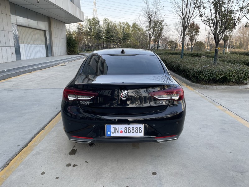 济宁22年别克君威9