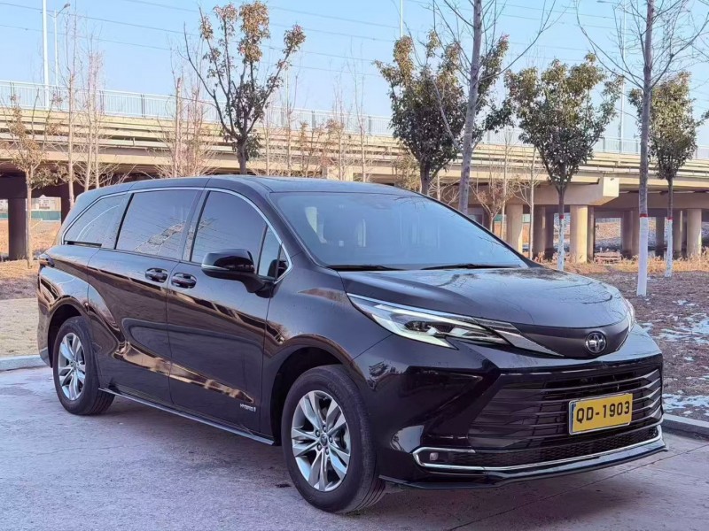 青岛23年丰田塞纳3