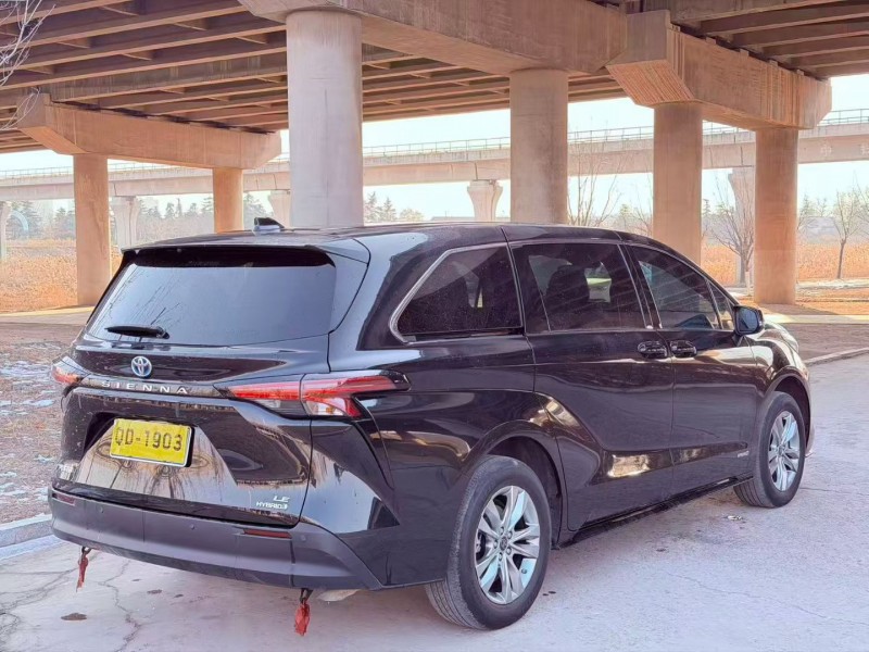 青岛23年丰田塞纳8