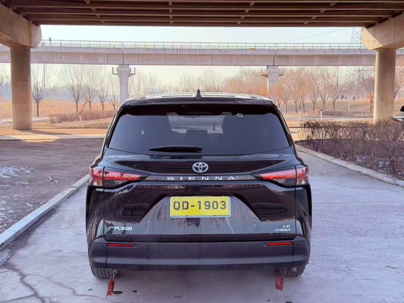 青岛23年丰田塞纳9