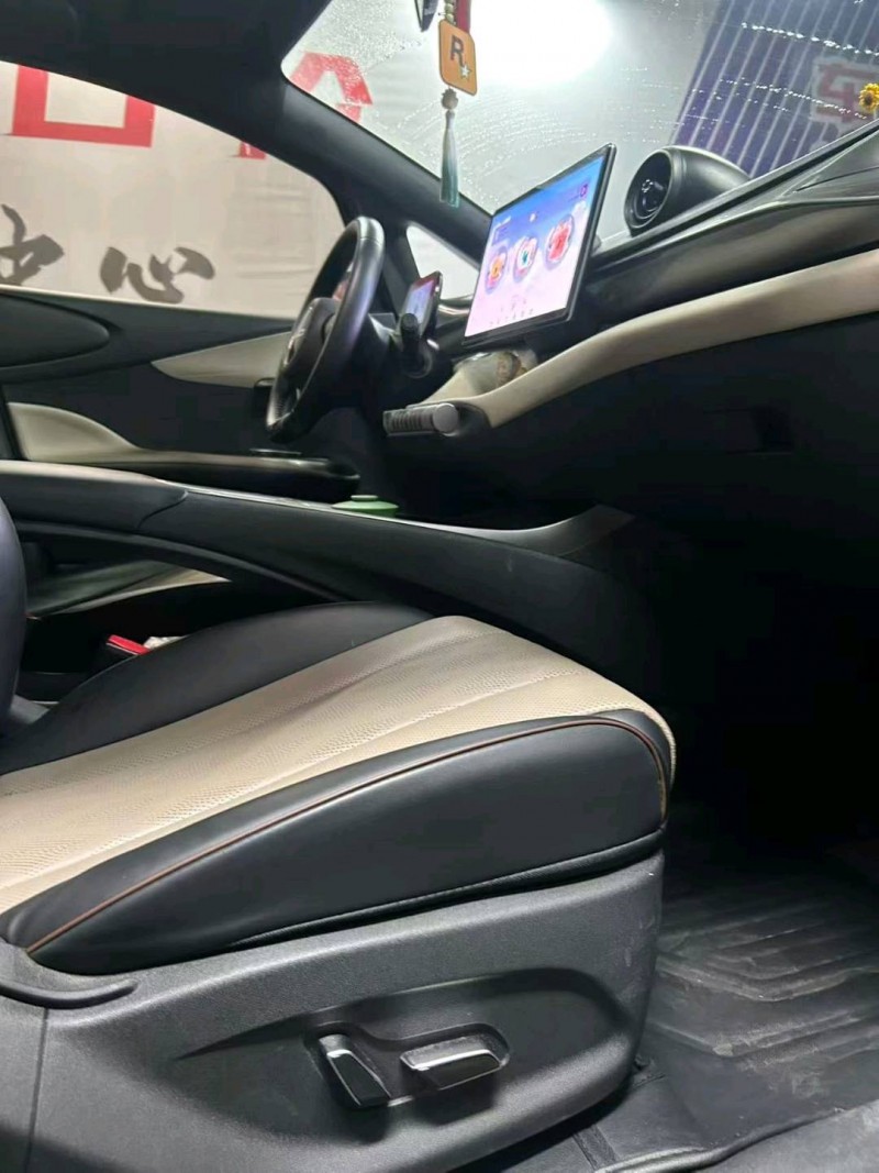 成都23年比亚迪海豚5