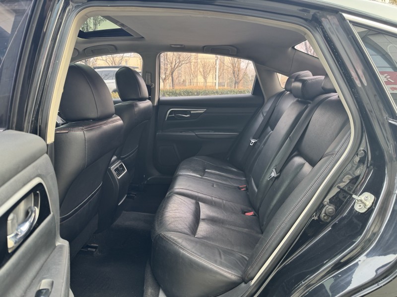 济宁18年日产天籁5