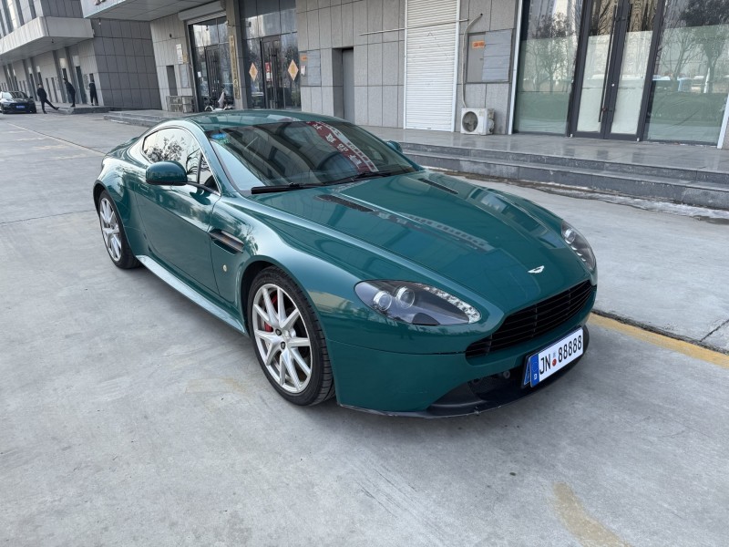 济宁12年阿斯顿·马丁Virage4