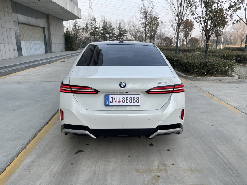 济宁24年宝马5系9