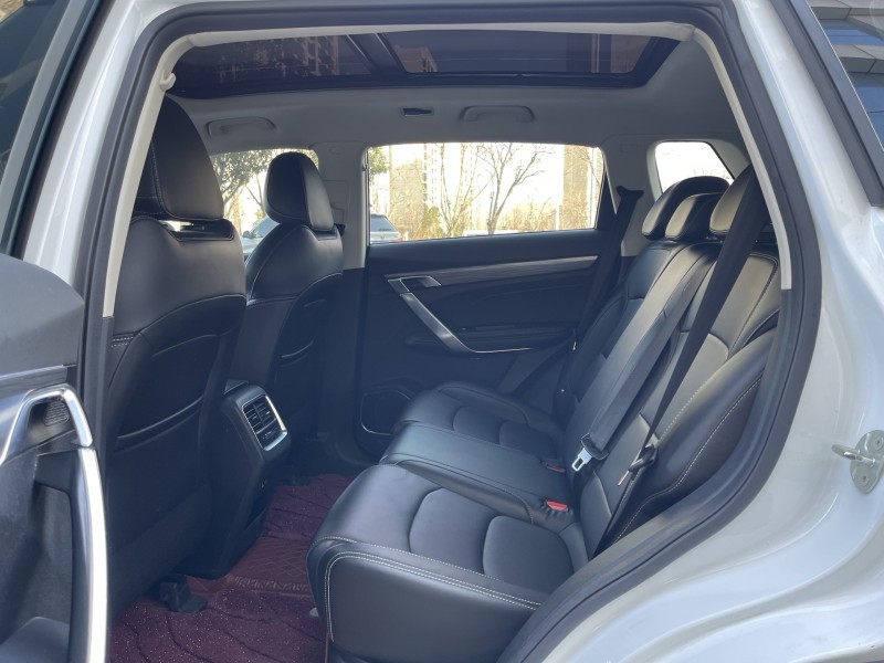 济宁21年吉利博越5