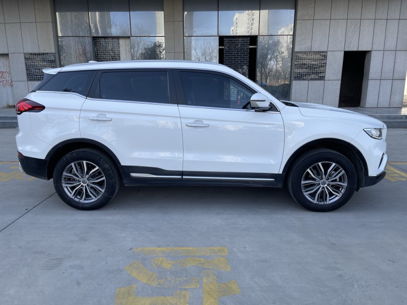 济宁21年吉利博越8