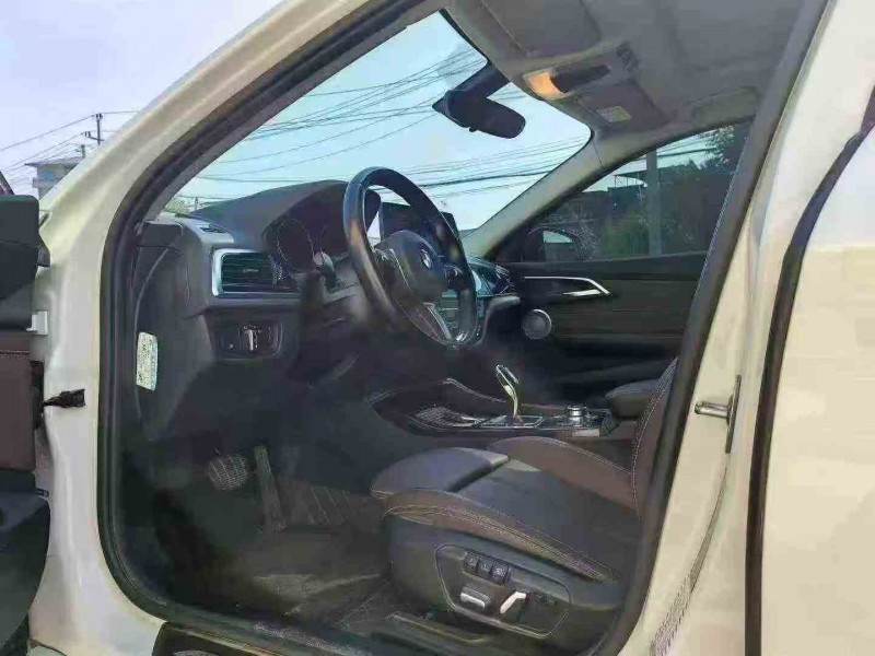 北海23年宝马1系3