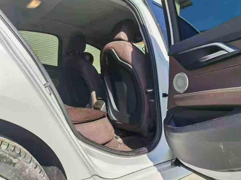 北海23年宝马1系5