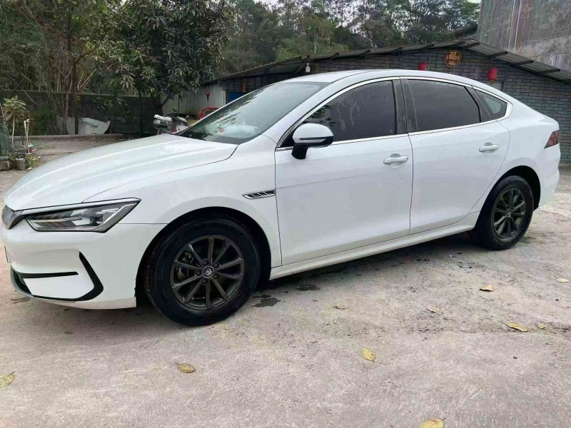 防城港23年比亚迪秦3