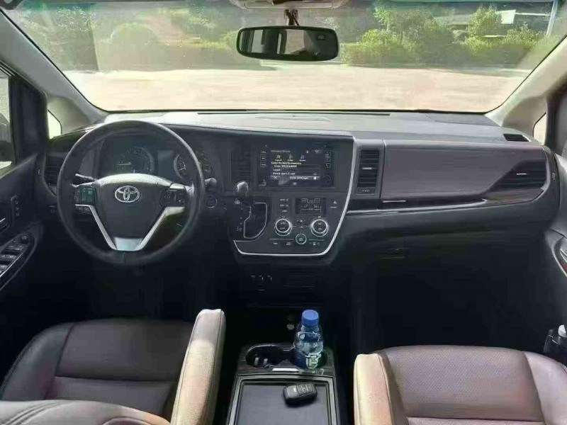 北海17年丰田塞纳4