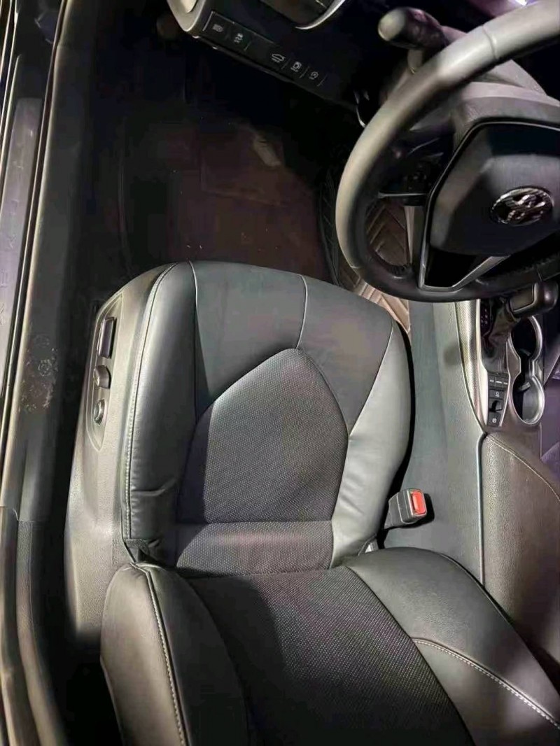 济宁22年丰田凯美瑞5