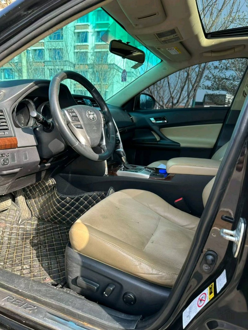 临沂14年丰田锐志9