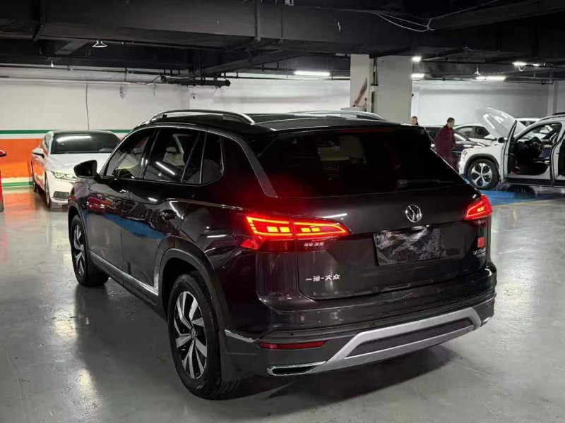 成都20年大众探岳8