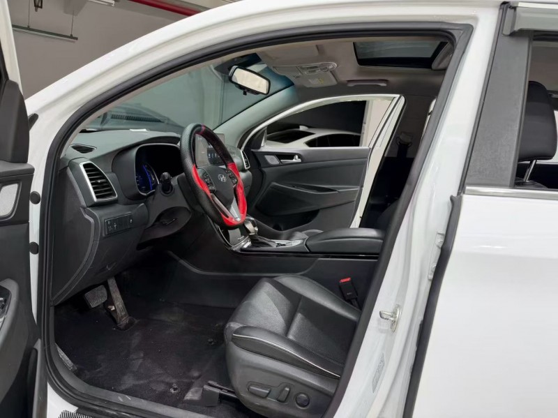 成都19年现代途胜4