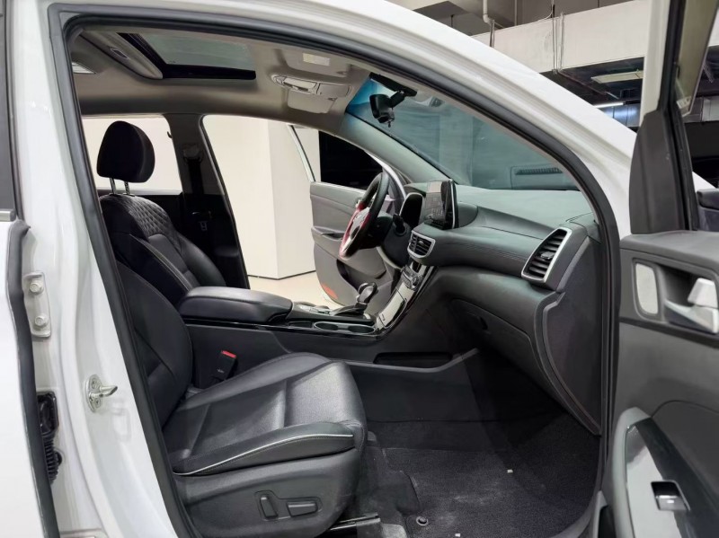 成都19年现代途胜7