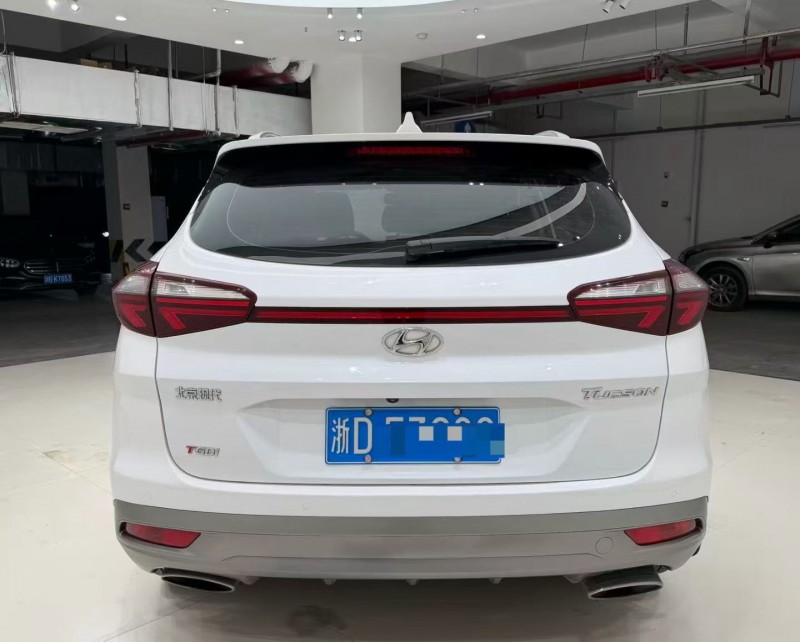 成都19年现代途胜8