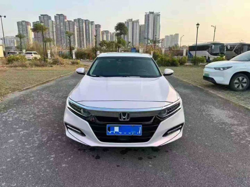 南宁21年本田雅阁1