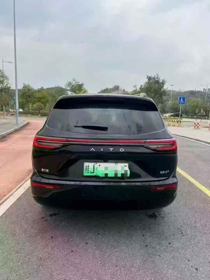 贵港25年华为智选问界8