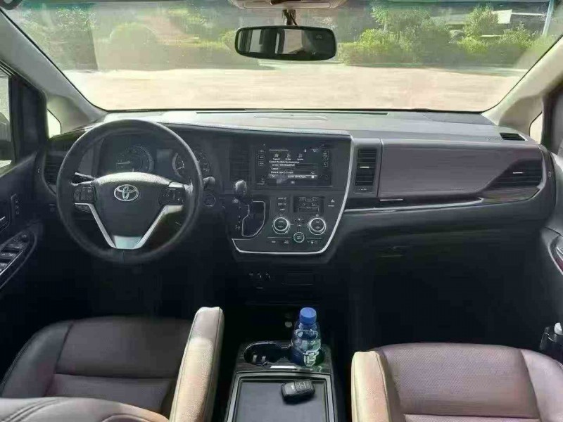 北海17年丰田塞纳4