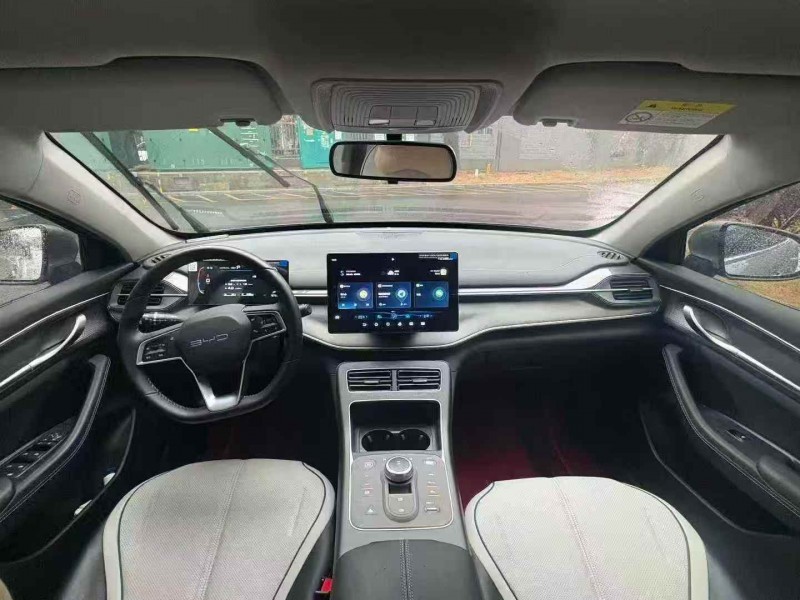 赣州25年比亚迪驱逐舰5