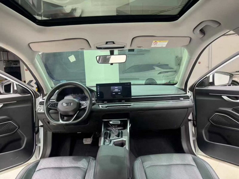 成都23年吉利帝豪8