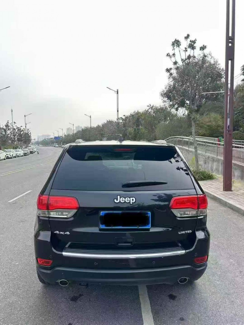 安庆17年Jeep大切诺基9