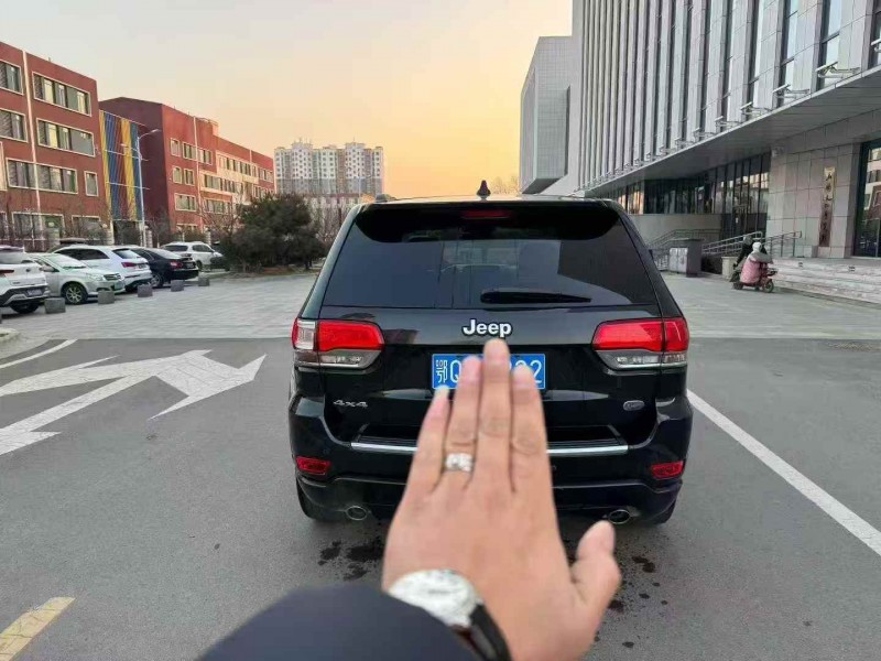 济宁16年Jeep大切诺基9