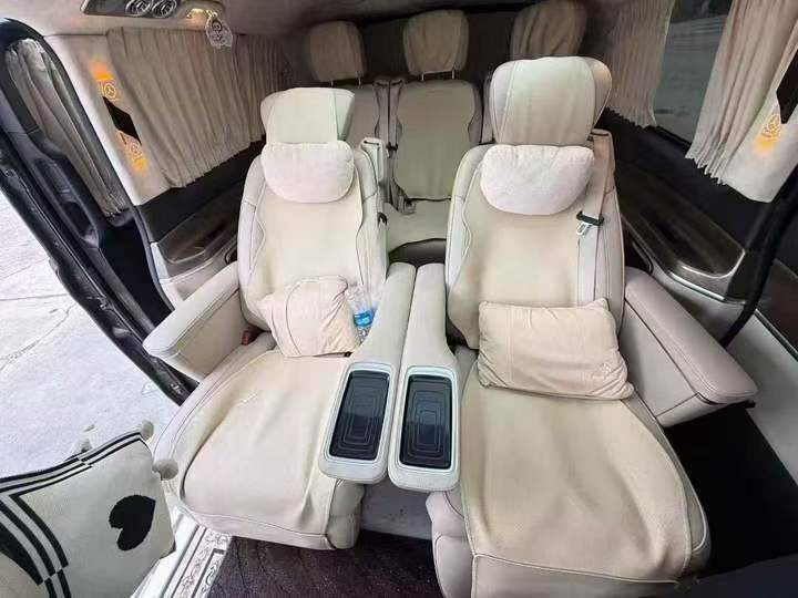 张家界21年奔驰V5