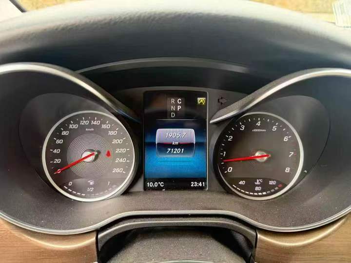 张家界21年奔驰V6