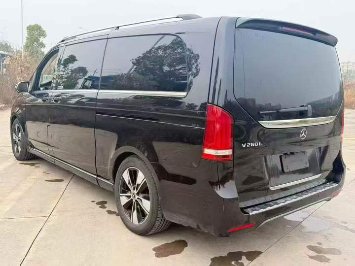 张家界21年奔驰V8