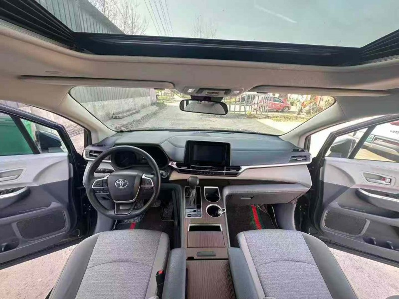 徐州23年丰田塞纳4