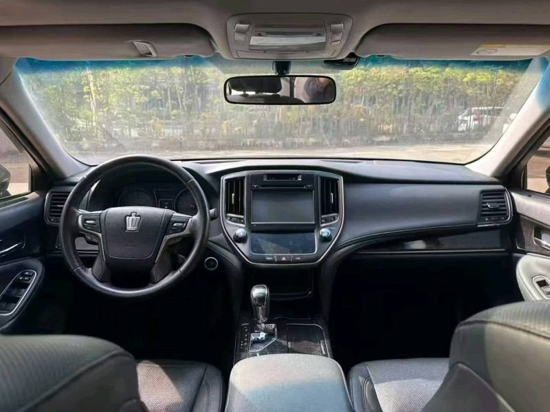 广州17年丰田皇冠4