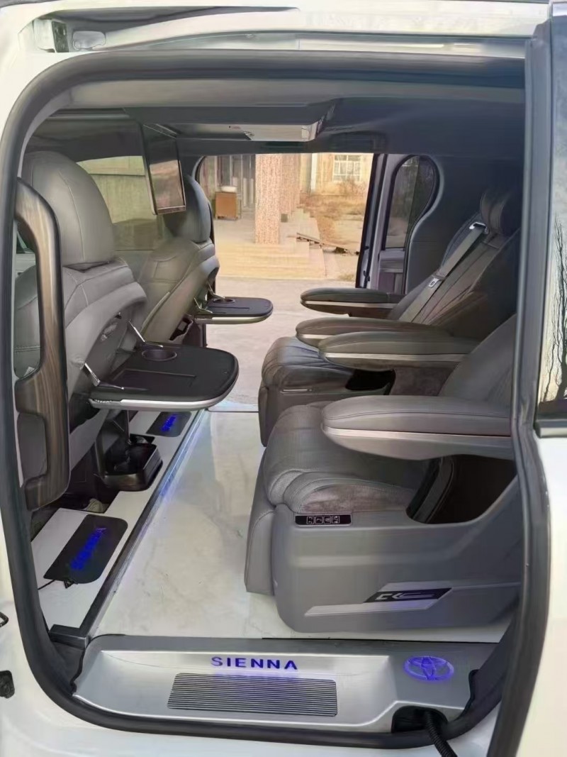 呼和浩特22年丰田塞纳9