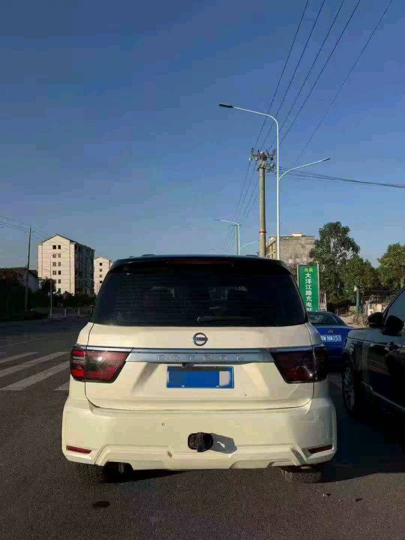 张家界19年日产途乐8