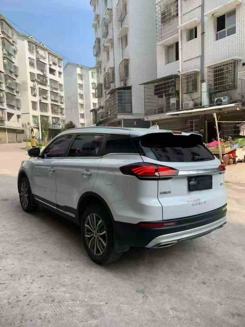 常德21年吉利博越8