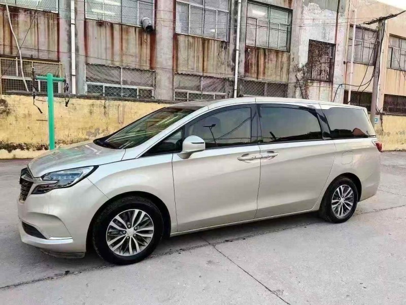 济宁21年别克GL82