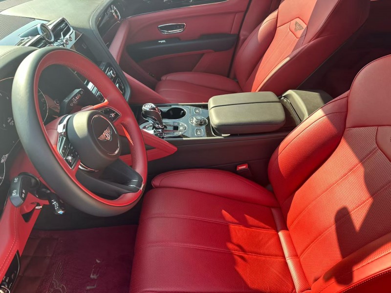 唐山21年宾利添越4