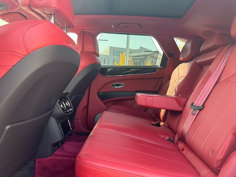 唐山21年宾利添越5