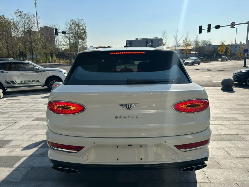 唐山21年宾利添越8