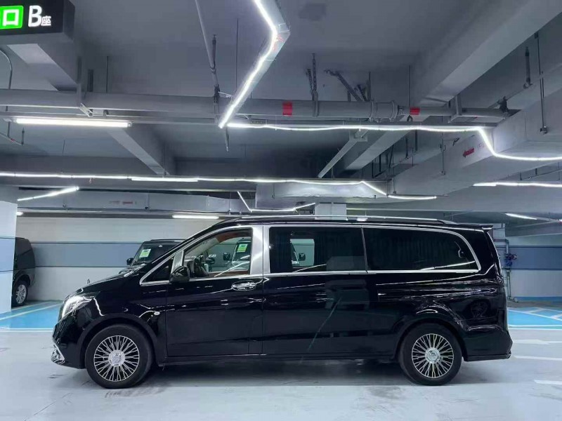 广州24年奔驰威霆8