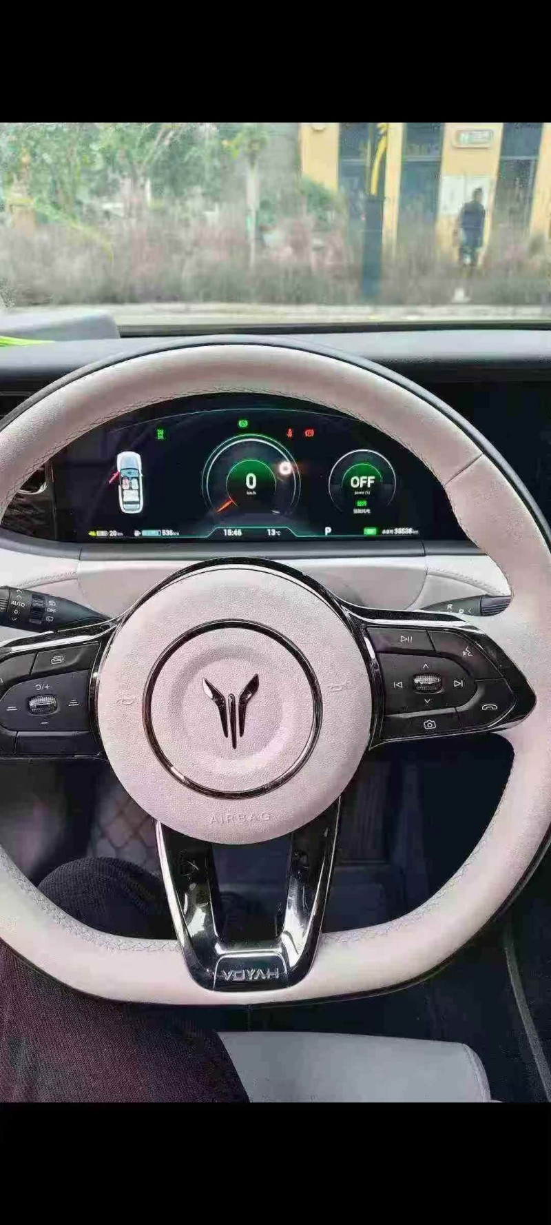 成都25年岚图汽车FREE4