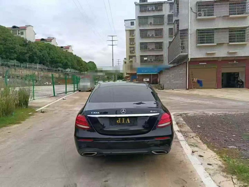 张家界18年奔驰E2