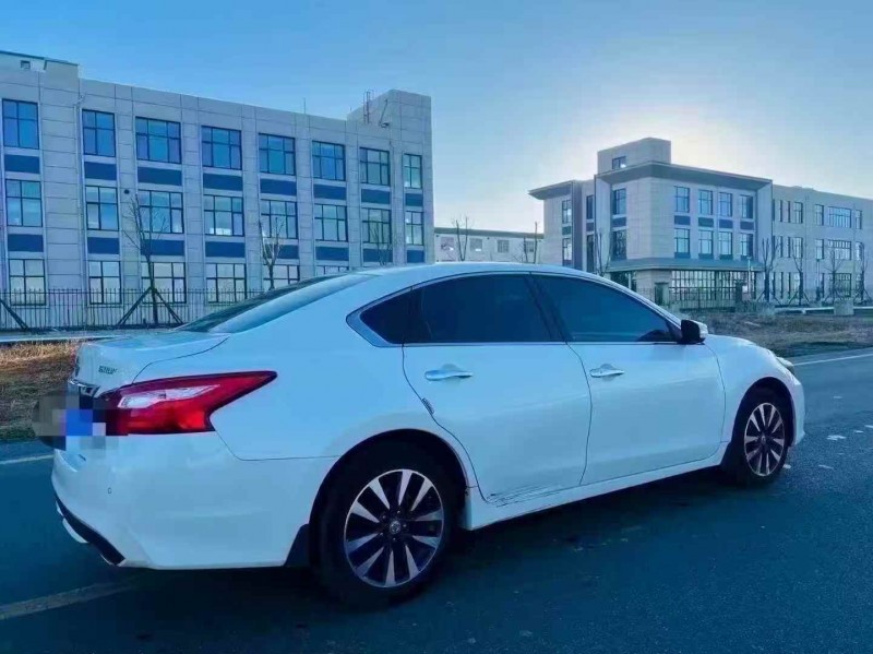 济宁17年日产天籁8