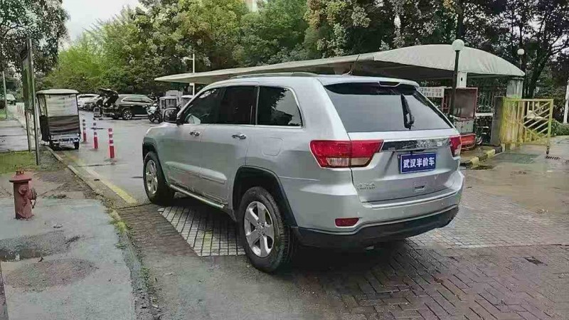 荆门13年Jeep大切诺基8