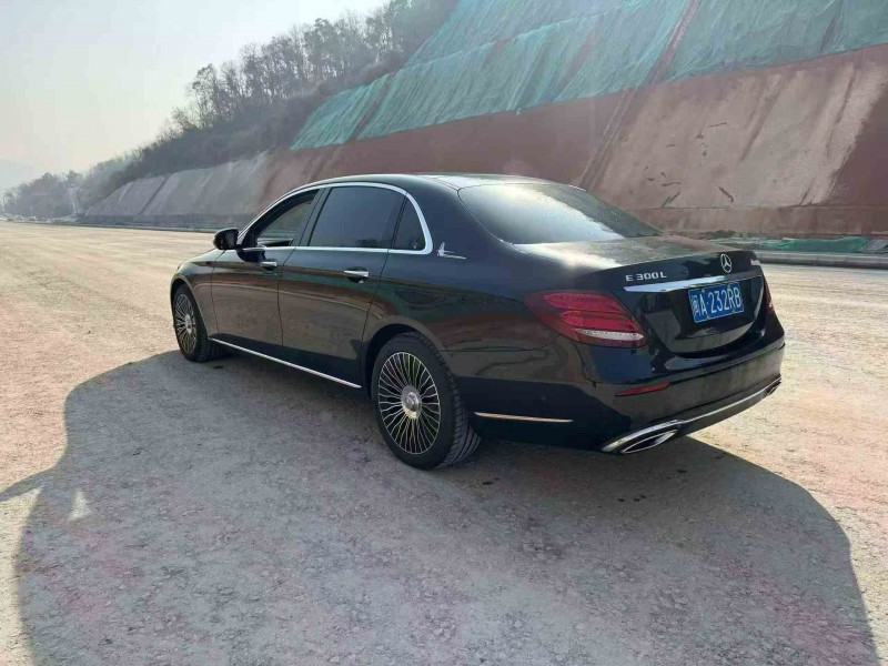 张家界17年奔驰E7