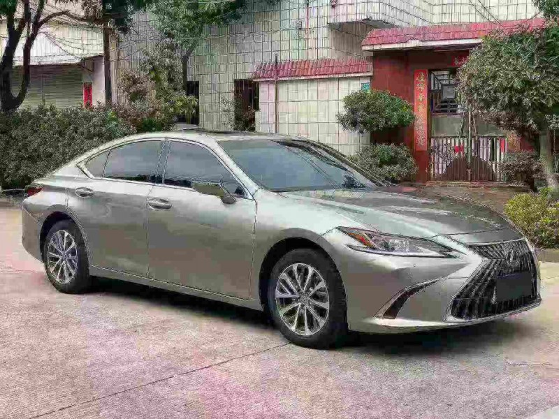 中山23年雷克萨斯ES2