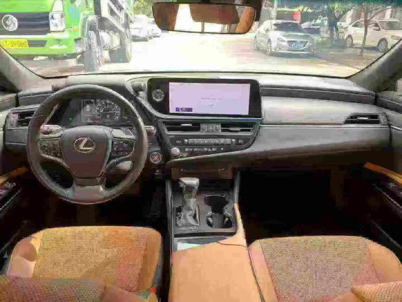 中山23年雷克萨斯ES5