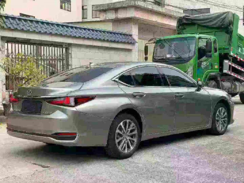 中山23年雷克萨斯ES7