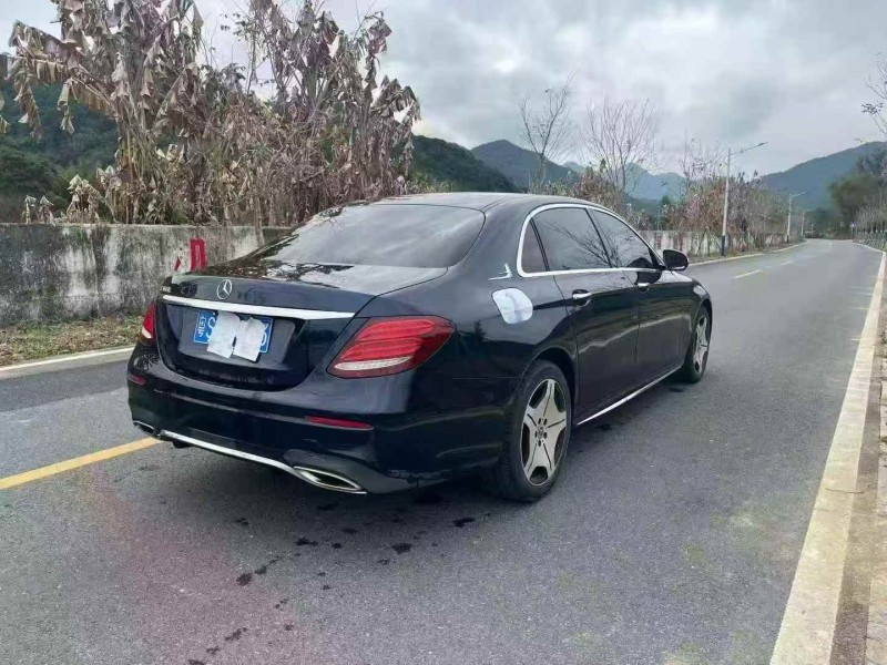广州17年奔驰E8