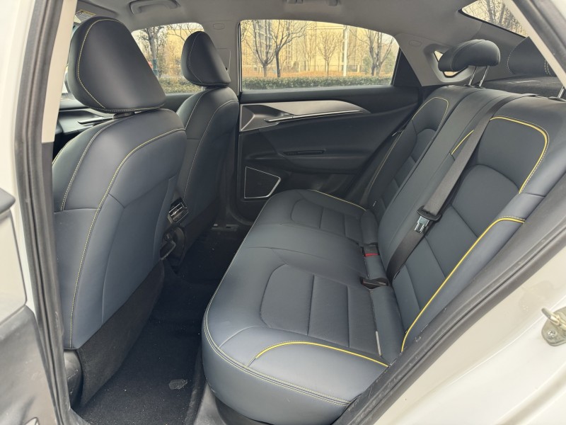 济宁24年吉利几何5